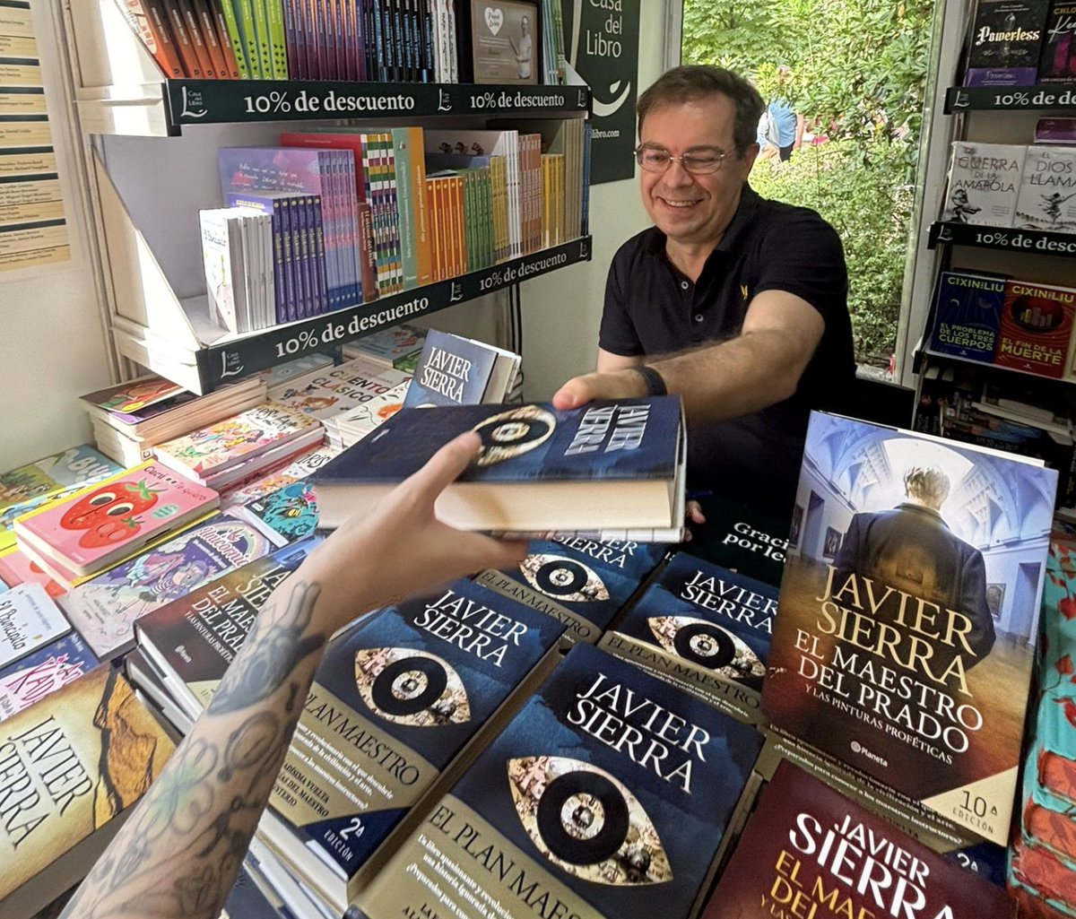 Javier Sierra (@javier__sierra) on Twitter photo 🔴 HOY, ÚLTIMA FIRMA en la Feria del Libro de Madrid. Será entre 19 y 21 h. en la caseta 161 de <a href="/Mendezlibreria/">Librería Méndez</a> y te dedicaré #ElPlanMaestro y toda mi obra.
➡️ Y si vives en #Argentina, #Colombia o #México, en breve estaré allí presentando mi nuevo libro. Tienes la informacion 🔴 HOY, ÚLTIMA FIRMA en la Feria del Libro de Madrid. Será entre 19 y 21 h. en la caseta 161 de <a href="/Mendezlibreria/">Librería Méndez</a> y te dedicaré #ElPlanMaestro y toda mi obra.
➡️ Y si vives en #Argentina, #Colombia o #México, en breve estaré allí presentando mi nuevo libro. Tienes la informacion