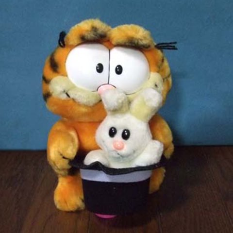 tjngkr's tweet photo. シルクハットからウサギを出すマジックをしているガーフィールド（Garfield）の、ぬいぐるみバージョン。シルクハットとウサギが重く、前のめりになりやすい。20×14×23cm。
ガーフィールドは、週末を待ち望むぽっちゃり猫。

#マジシャンフィギュア
#0249 https://t.co/iRrmy7FL1O