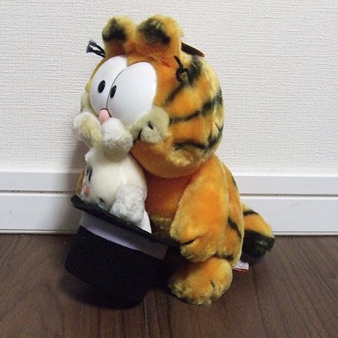 tjngkr's tweet photo. シルクハットからウサギを出すマジックをしているガーフィールド（Garfield）の、ぬいぐるみバージョン。シルクハットとウサギが重く、前のめりになりやすい。20×14×23cm。
ガーフィールドは、週末を待ち望むぽっちゃり猫。

#マジシャンフィギュア
#0249 https://t.co/iRrmy7FL1O