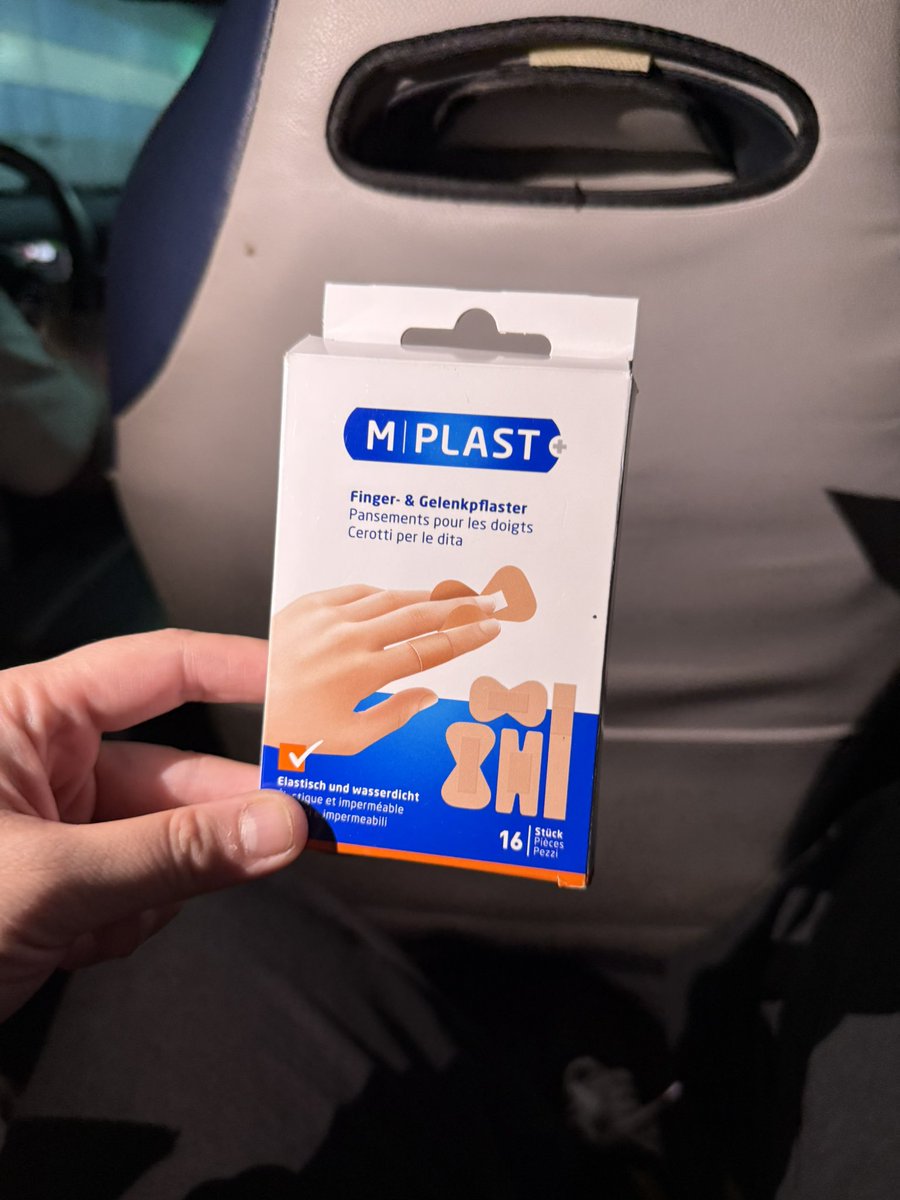 我和好友 真是时刻惦记对方
回成都给我带奶茶 棒棒鸡 
回CH给她带创口贴她给我带烟
去JP给她带烟