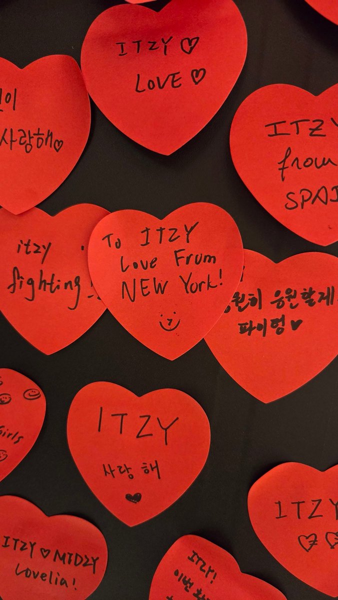 ryly0114's tweet photo. Made it all the way to Seoul for the pop up!#ITZY #itzy_gwbg #itzy_gwbg_popup https://t.co/ZsTWU7myFW