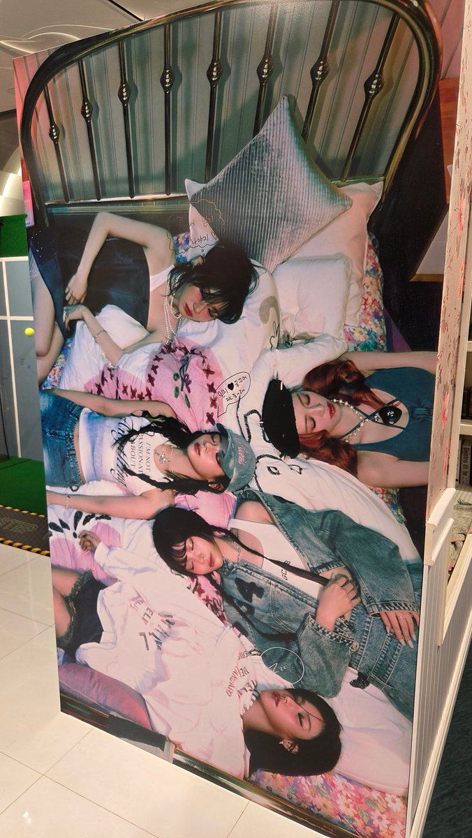 ryly0114's tweet photo. Made it all the way to Seoul for the pop up!#ITZY #itzy_gwbg #itzy_gwbg_popup https://t.co/ZsTWU7myFW