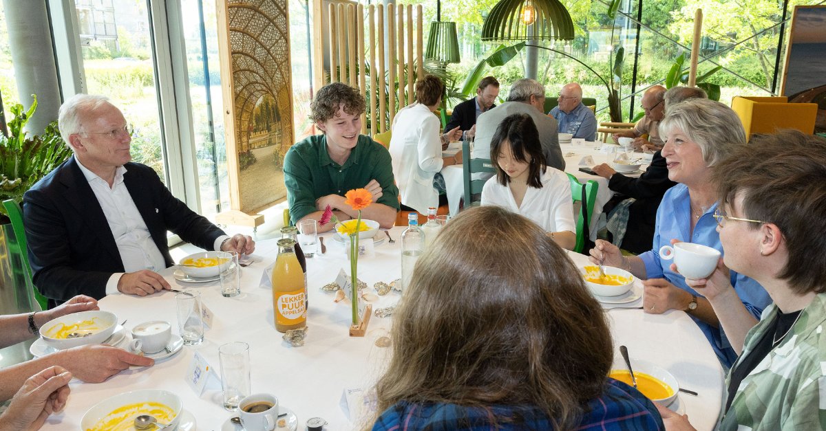 FlevoNieuws's tweet image. Op 12 juni lunchte commissaris van de Koning Arjen Gerritsen met 22 โParels van Flevolandโ in Almere. Deze Flevolanders maken het verschil met hun inzet voor zorg, sport, cultuur en duurzaamheid. Meer weten? ๐ flevoland.nl/actueel/commisโฆ