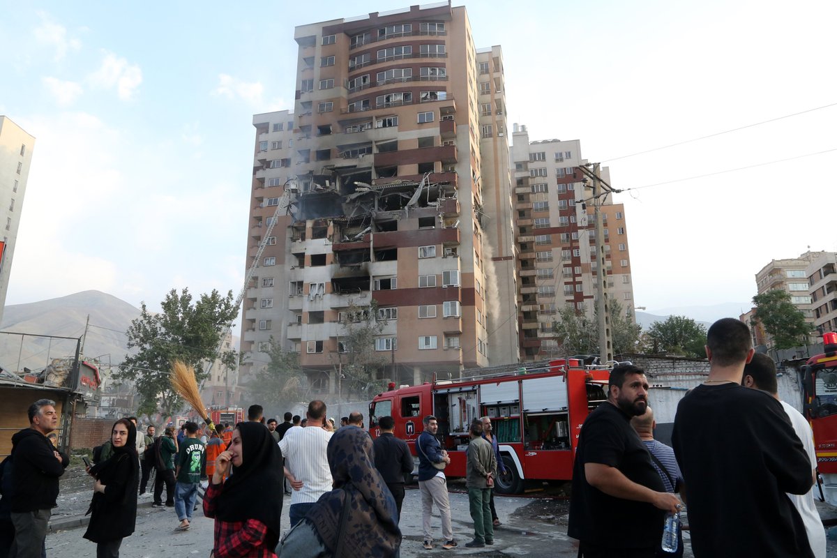 ORSAM (@orsamorgtr) on Twitter photo ORSAM Levant Çalışmaları Koordinatörü Dr. Oytun Orhan (<a href="/oytunorhn/">Oytun Orhan</a>), 15.10.2024 tarihli “İran – İsrail Savaşı Yakın mı?” başlıklı yazısında şu değerlendirmede bulunmuştu:
"Bölgesel topyekûn savaş riskinin düşük olduğu iddia edilse de giderek şiddetlenen tırmanmanın tanımlanması ORSAM Levant Çalışmaları Koordinatörü Dr. Oytun Orhan (<a href="/oytunorhn/">Oytun Orhan</a>), 15.10.2024 tarihli “İran – İsrail Savaşı Yakın mı?” başlıklı yazısında şu değerlendirmede bulunmuştu:
"Bölgesel topyekûn savaş riskinin düşük olduğu iddia edilse de giderek şiddetlenen tırmanmanın tanımlanması