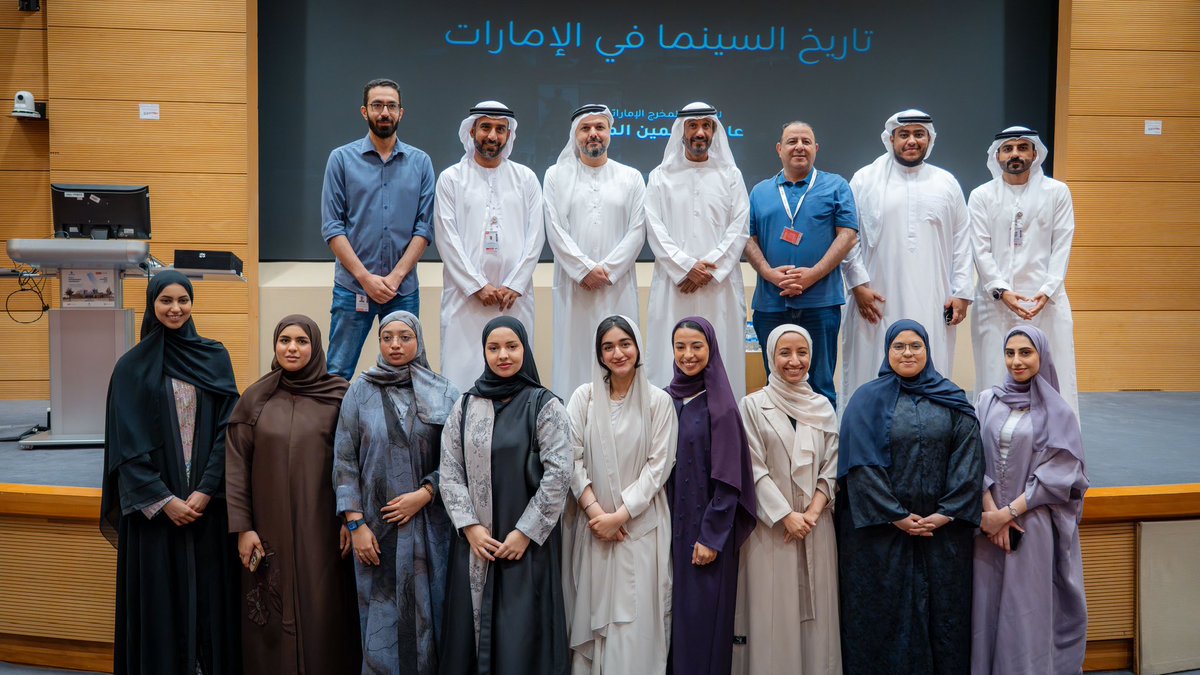 نظمت قسم الإعلام والصناعات الإبداعية بالتعاون مع هيئة الإعلام الإبداعي محاضرة بعنوان “تاريخ السينما في الإمارات” للمخرج الإماراتي عامر سالمين المري والتي تناولت بدايات وتطور السينما الإماراتية، وأبرز الأسماء والأعمال التي أثْرت هذا المجال