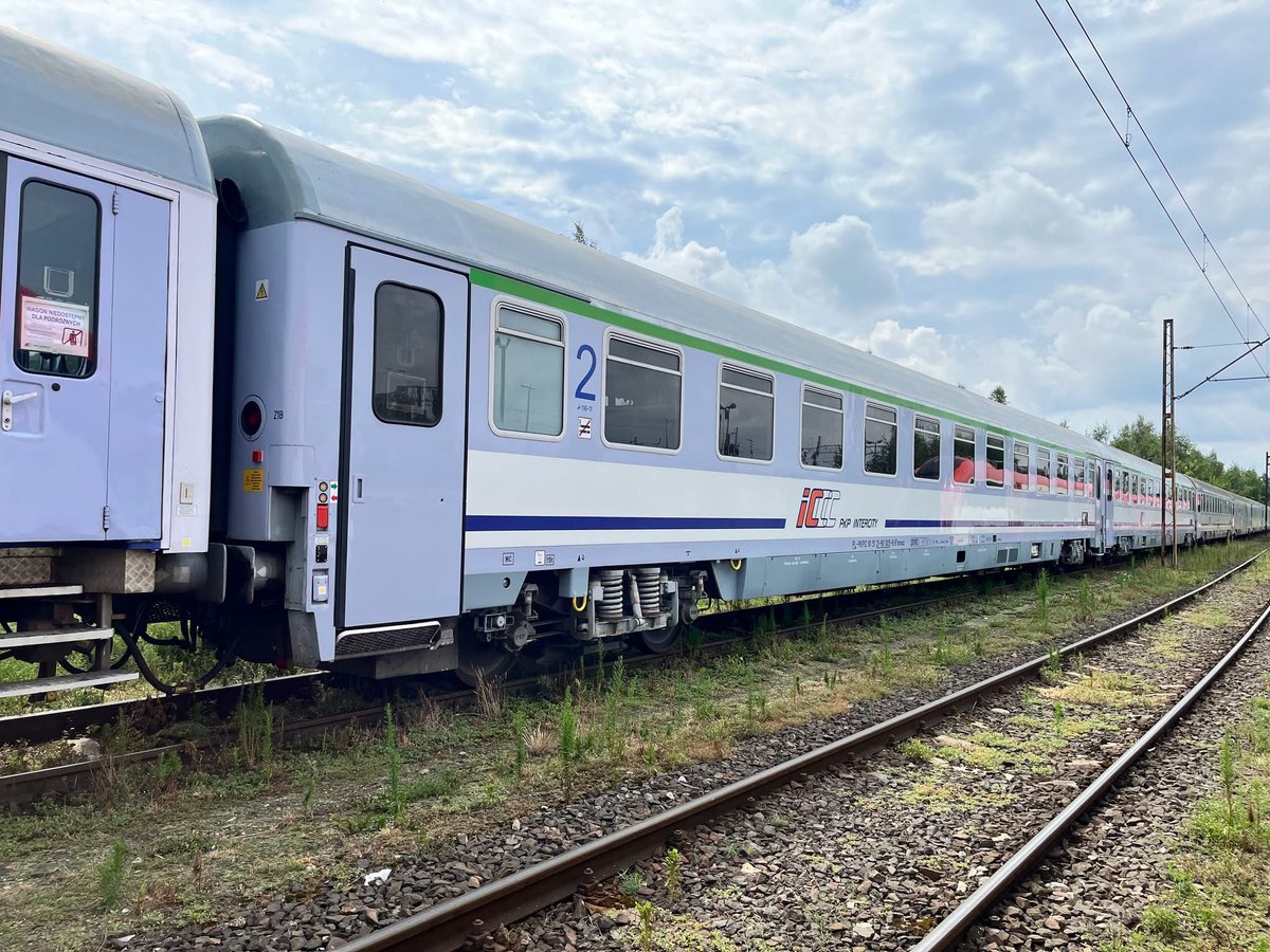 🆕 Trwają próby wagonów #ABB_Z1B (ozn. #Z1B_10), które przechodzą naprawę P5 w poznańskim FPS. Dziś wagony były testowane na odc. Poznań- Konin. 

✅ Testy na 160 km/h obywają również wagony #152A modernizowane w Mińsku.