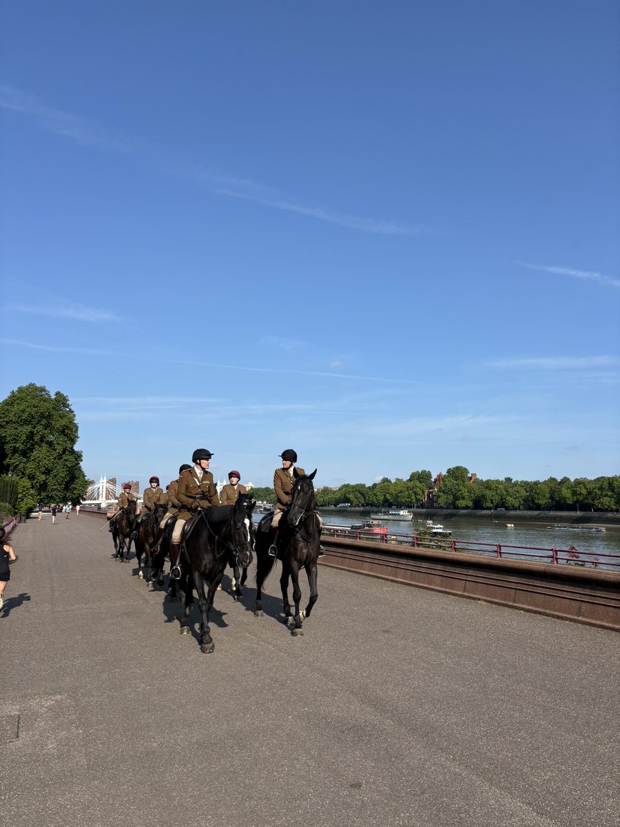 Ldn summer can’t be beaten ☀️

Markets down this morning, (RIP full alt portfolios) 

keep an eye on momentum - there has never ever been such pro industry enthusiasm  

Position accordingly 

And for the love of god, don’t give up your $btc too easily 

🐎🫡