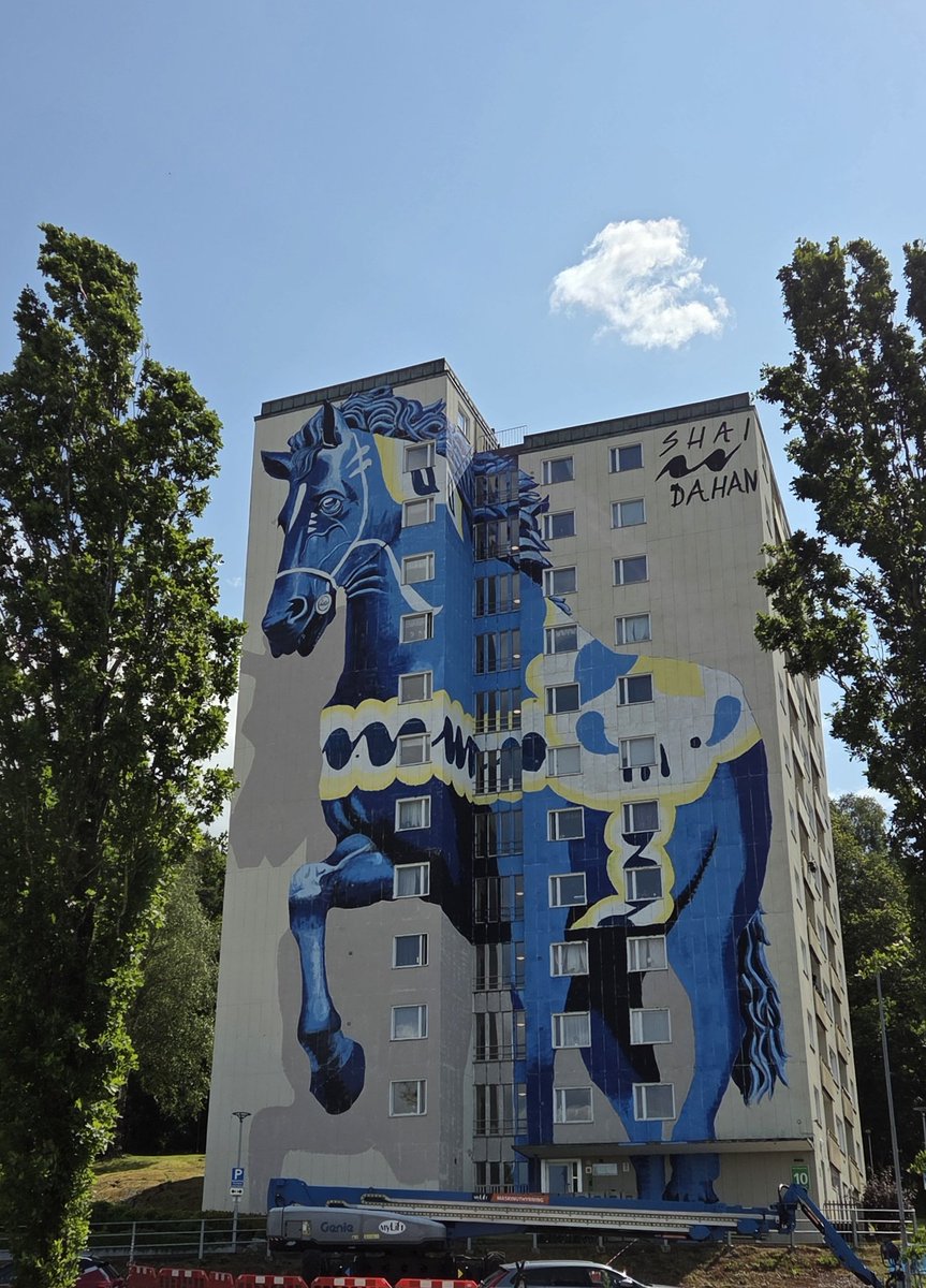 #sommarpåminplanet Himmel över höghuset med den färdiga dalahästen som målats i Partille.