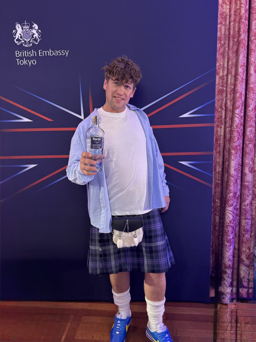 ScotlandinJapan's tweet image. æšå€ã®é§æ¥è±åœå€§äœ¿é€šã§ã® #BritishBeatsandBites ã¯è±åœæåæºèŒã®å€ã§ããïŒ
Blurã®@alexjameshq ãDJð¶
ãããŠðŽó §ó ¢ó ³ó £ó Žó ¿ã®èªãèžçæã®ã²ãšã€@BarraDistillers ã¯ãåæ§çãªãã«ãå§¿ã§ã€ãã³ãã«è¯ãæ·»ããŸããð¥
ã¹ã³ãã£ãã·ã¥ãµãŒã¢ã³å¯¿åžãã«ããºãªã©ãçŸå³ãçãã ãããã
#ScotlandinJapan