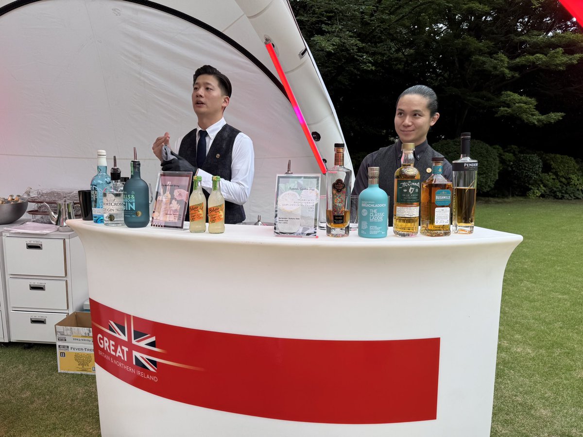 ScotlandinJapan's tweet image. æšå€ã®é§æ¥è±åœå€§äœ¿é€šã§ã® #BritishBeatsandBites ã¯è±åœæåæºèŒã®å€ã§ããïŒ
Blurã®@alexjameshq ãDJð¶
ãããŠðŽó §ó ¢ó ³ó £ó Žó ¿ã®èªãèžçæã®ã²ãšã€@BarraDistillers ã¯ãåæ§çãªãã«ãå§¿ã§ã€ãã³ãã«è¯ãæ·»ããŸããð¥
ã¹ã³ãã£ãã·ã¥ãµãŒã¢ã³å¯¿åžãã«ããºãªã©ãçŸå³ãçãã ãããã
#ScotlandinJapan