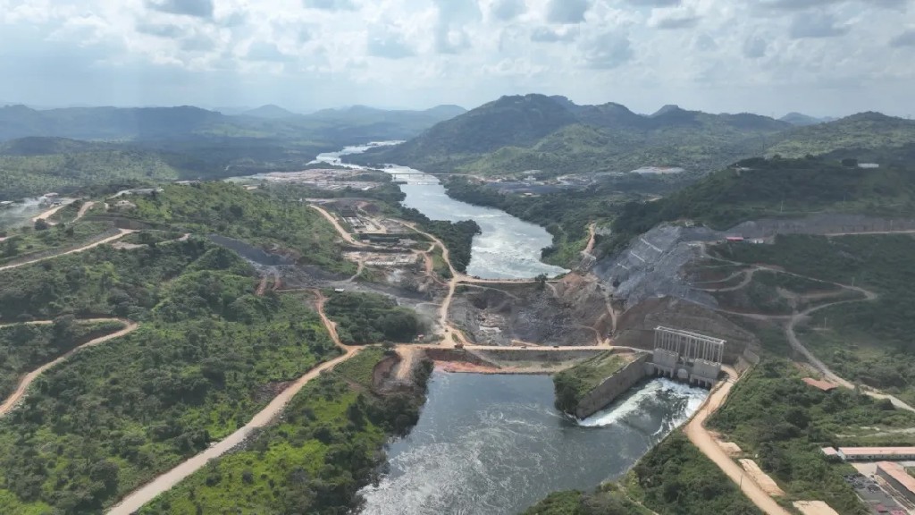 EnergyChinaCEEC's tweet photo. 🎉🏗️ The Caculo Cabaça Hydropower Station project in Angola, undertaken by #CEEC, has achieved a major milestone — its No. 1 tailwater tunnel has been fully connected, an impressive 349 days ahead of schedule! #ChinaAfricaCooperation #GlobalCEEC #CEECproject https://t.co/wiYrXtwyFe