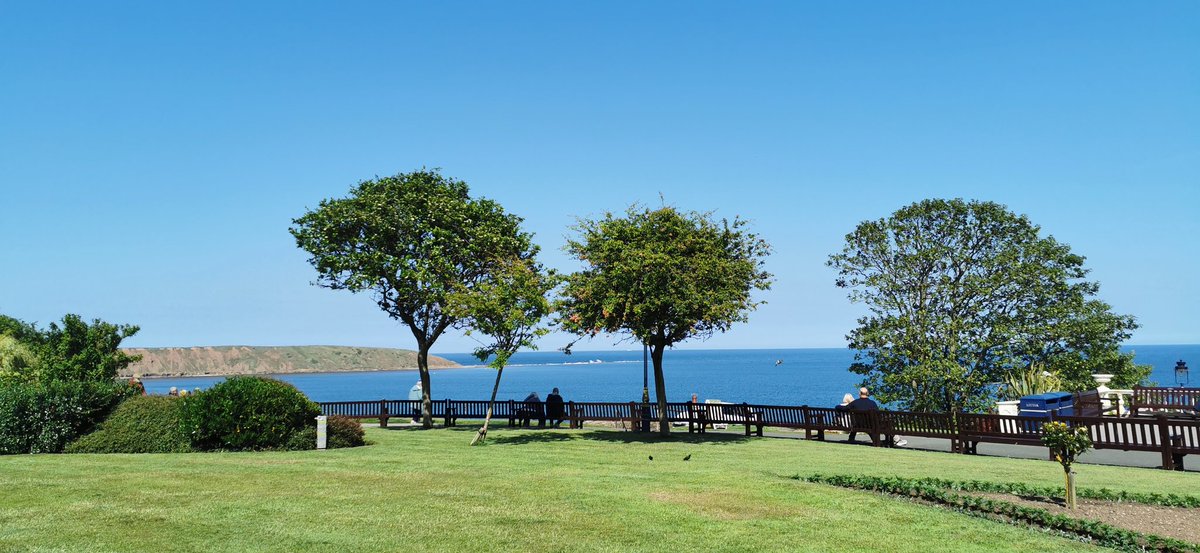 #filey #Yorkshire #fileyBay #northyorkshire #northsea #photooftheday #lovewhereilive #beachlife #sunshine #sunnydays #bluesky #fileybrig #bluesea #crescentgardens #loveyorkshire #photography