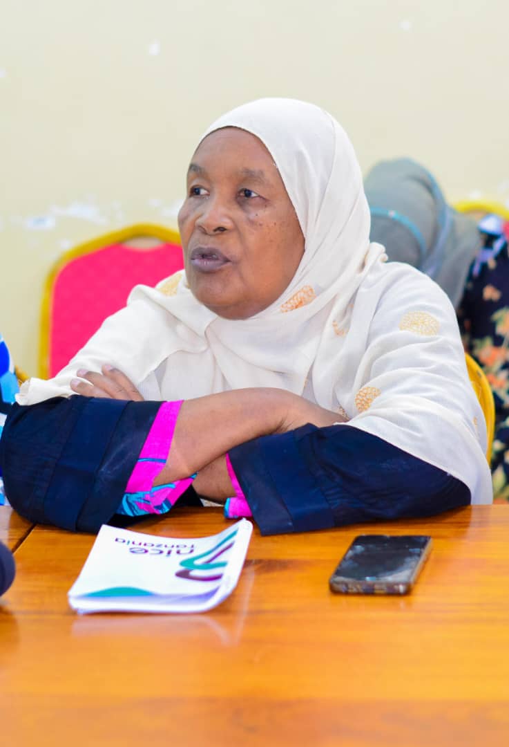 TAMWA_Zanzibar's tweet image. "Suala la usawa wa kijinsia bado liko chini katika vyama, wanaoendesha madawati ya kijinsia hawana elimu ya kutosha juu ya utekelezaji wa dawati hili, lazima tuyajenge haya madawati ndani ya vyama yawe na uwezo mkubwa wa kutekeleza majukumu yao ndani ya vyama", Bi Asha Aboud,…