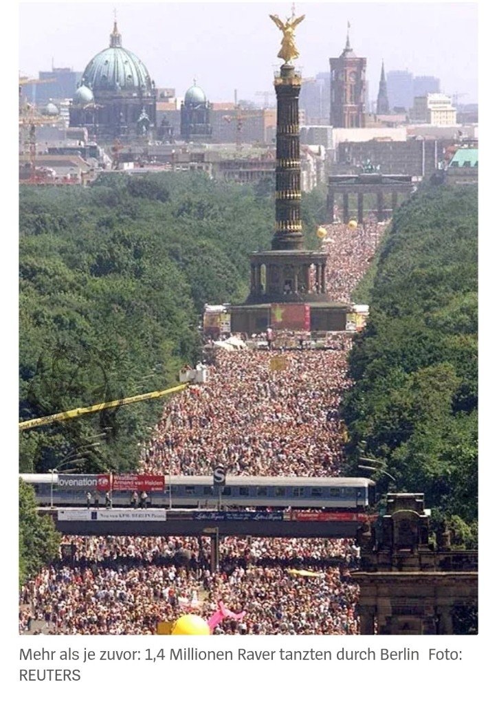 Die "Loveparade" 1999 in Berlin.
Über 1 Million Menschen feiern.
Ohne Merkellego.
Ohne Messernde.

Es war ne geile Zeit...!