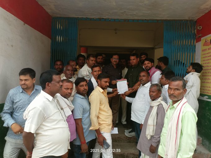 NNBharatvarsh's tweet image. 🔰लखीमपुर : सपा नेताओं ने बिजली समस्या को लेकर ज्ञापन    सौंपा 
🔰धौरहरा में बदहाल विद्युत व्यवस्था को लेकर ज्ञापन
🔰बिजली व्यवस्था से त्रस्त लोगों ने बिजली देने की मांग की  
🔰सांसद प्रतिनिधि उत्तम वर्मा ने SDM को सौंपा ज्ञापन

 #ElectricityIssue #SPProtest|@samajwadiparty