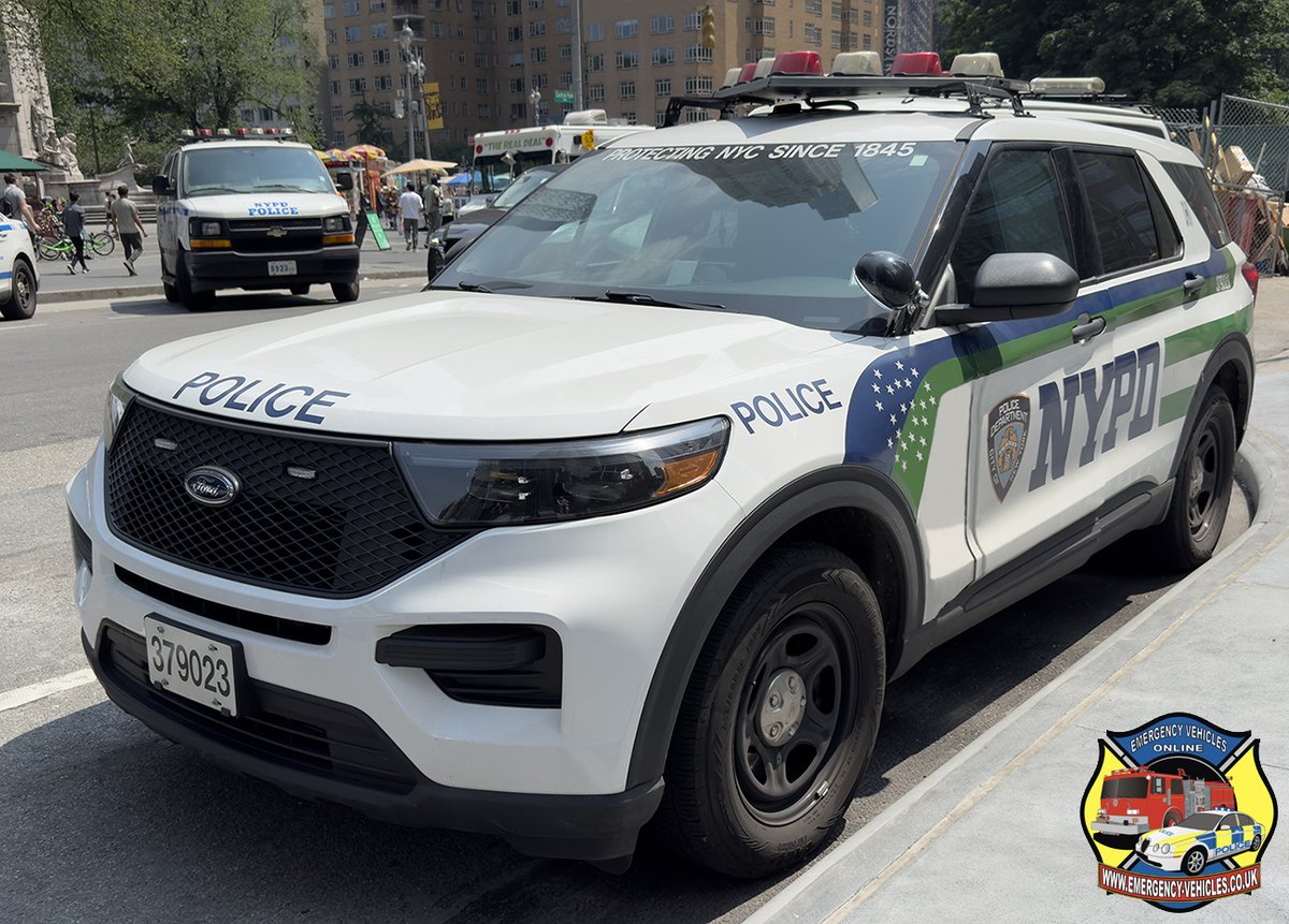 evo_uk's tweet photo. Trial new livery for New York's #NYPD, seen here on Ford Police Interceptor Utility 379023, parked up outside the Trump International Hotel, opposite Central Park #newyork #policecruiser #policecar #policeinterceptor https://t.co/dimdc0jepl