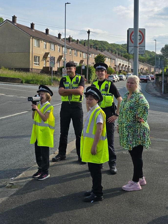 PC Roberts and PCSO Harrison recently carried out a Speedwatch with children at the Hainworth Road Community Centre in Keighley.