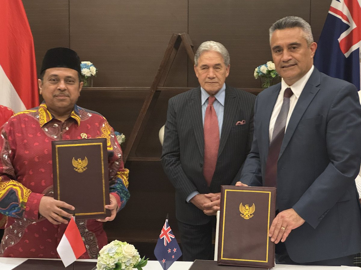 The Minister was pleased to witness the signing of a halal cooperation arrangement between NZ and Indonesia.

The arrangement will see Indonesia recognise NZ's certification of halal products, improving dairy and meat access into the world's largest Muslim country. It also
