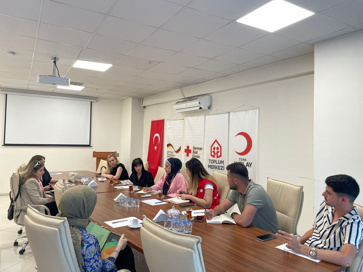 #Ankara Toplum Merkezimizde, Alman Kızılhaçı’nın desteğiyle yürütülen Ruh Sağlığını Güçlendirme Projesi kapsamında 2. Danışma Kurulu Toplantısı gerçekleştirildi. Toplantıda, proje faaliyetleri değerlendirilirken, sahadaki gelişmeler ve gündem konuları paylaşıldı.