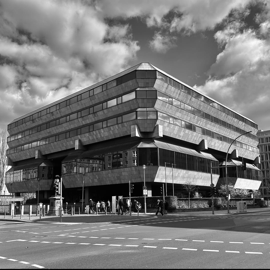 playtusumag's tweet image. berlin 📸 paul banks, 2025