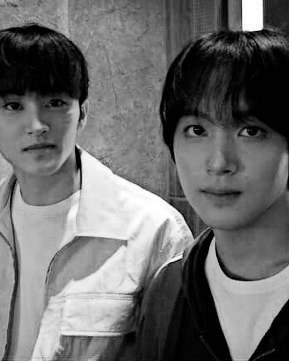 ovhaechan's tweet image. 𝖼𝗁𝗂𝗅𝗅𝗂𝗇&apos;   𝗐𝗂𝗍𝗁   𝗆𝗒   𝗉𝗁𝗈𝗇𝖾.