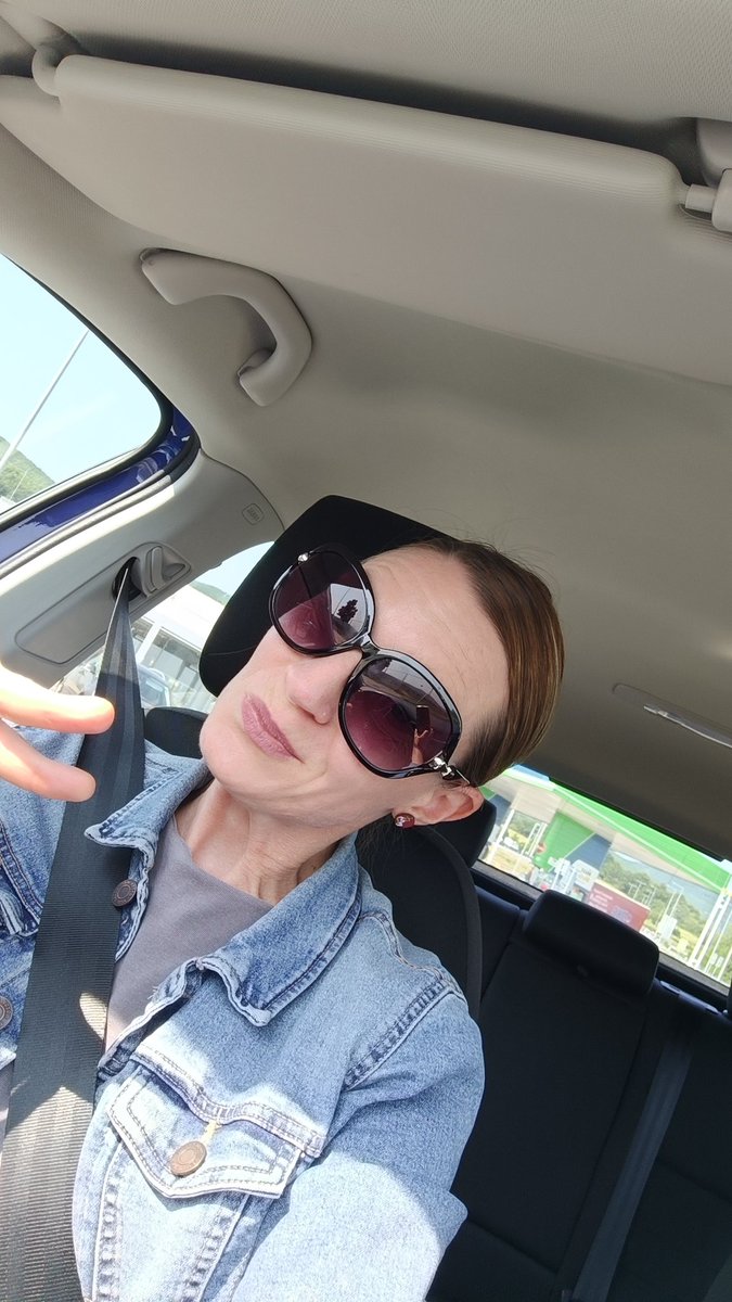 Sama někdy netuším jak to dělám, ale to, že auditor musí pořád působit, že je v dobrém rozmaru, odpočatý a vyspaný je asi to, proč jsem ještě nepadla. A velký brýle jsou někdy ta nejvíc top maskovací pomůcka. 
Mějte se líp, než já, jo?

#auditorkanacestách