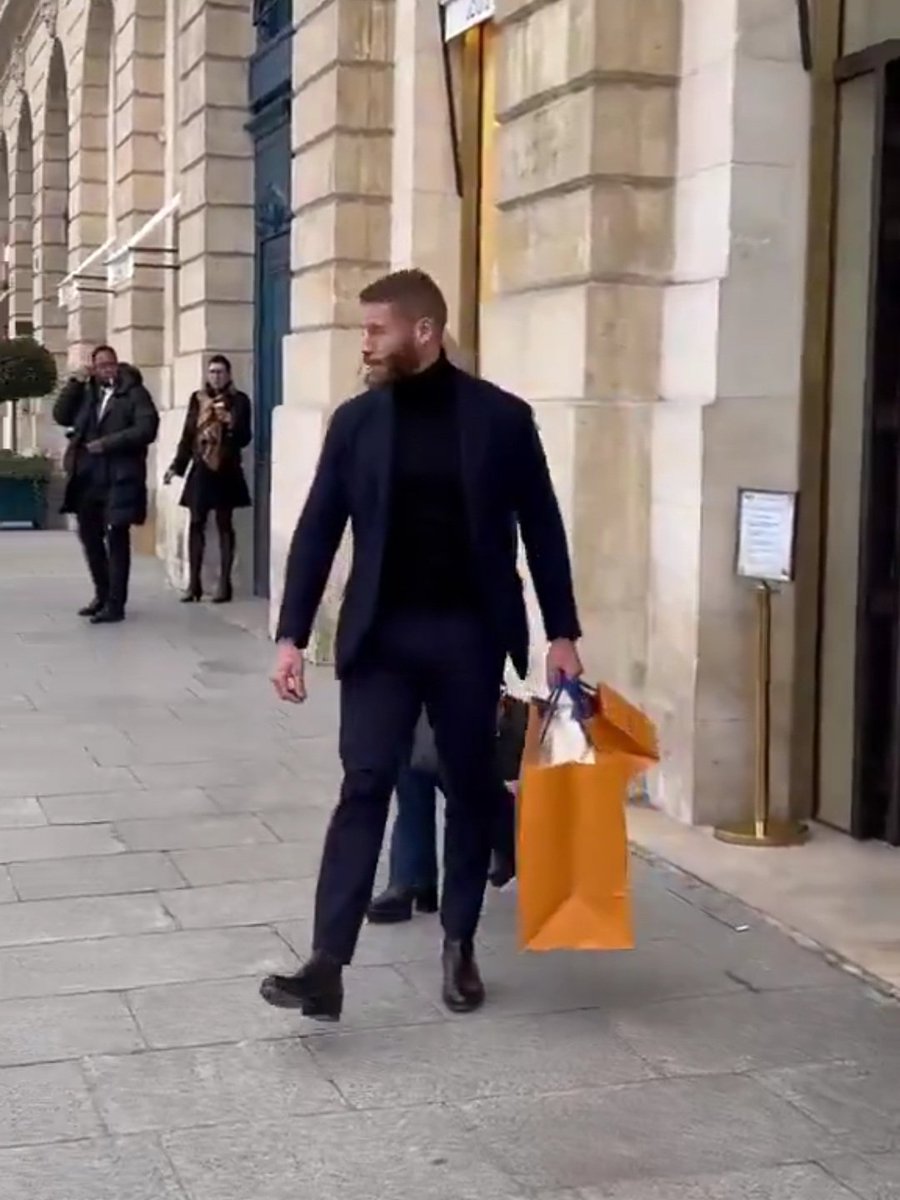 LesBgDuPaf's tweet image. #Macron Mais qui est donc le garde du corps de #BrigitteMacron ? J'ai d'autres choses à lui faire garder... 🥵🔥🔫🔥🥵 #LesBgDuPaf #BgAlerte 📺🚨