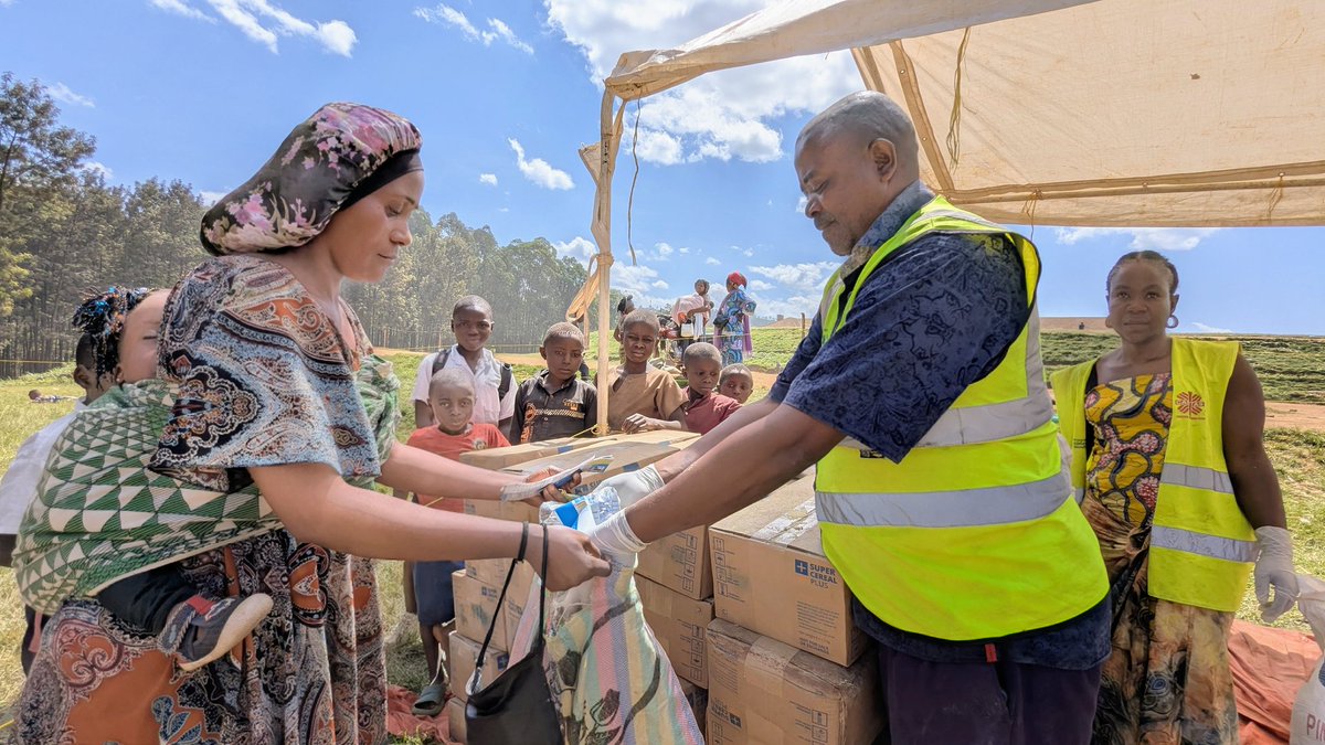 caritasdbb's tweet photo. A Butembo, grâce au @WFPDRC
Caritas Butembo-Beni distribue des vivres à 7200 personnes déplacées. A cette 6è phase, 130 #FEFA reçoivent des instants nutritionnels pour prévenir la malnutrition des femmes &amp; des enfants dans ce contexte de crise au Nord-Kivu https://t.co/oWB3p63eF3 https://t.co/0kCgjnIGo9