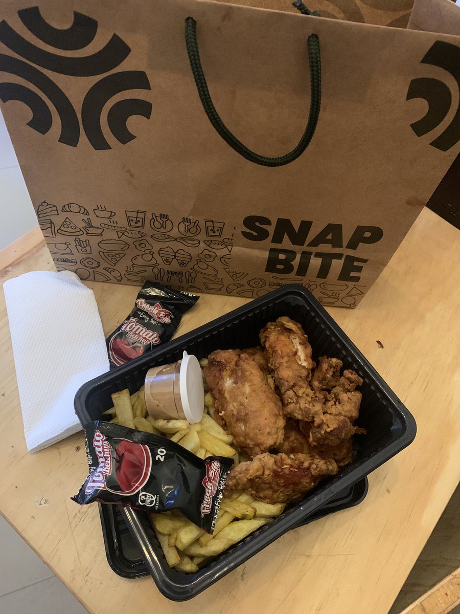SnapbiteCafe's tweet image. Today’s menu: 
1: chicken salad 25k
2: noodles &amp;amp; chicken 20k
3: loaded fries and chicken 20k 
4: chicken curry 30k 
And the tropical mix: discounted at 10k. 

Located at Kyisakye Mall, bugolobi 
Call/whatsapp: 0771390697.  To make your order. / TAKEWAY: