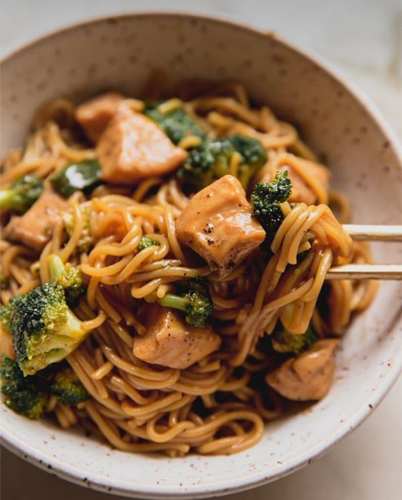 SnapbiteCafe's tweet image. Today’s menu: 
1: chicken salad 25k
2: noodles &amp;amp; chicken 20k
3: loaded fries and chicken 20k 
4: chicken curry 30k 
And the tropical mix: discounted at 10k. 

Located at Kyisakye Mall, bugolobi 
Call/whatsapp: 0771390697.  To make your order. / TAKEWAY: