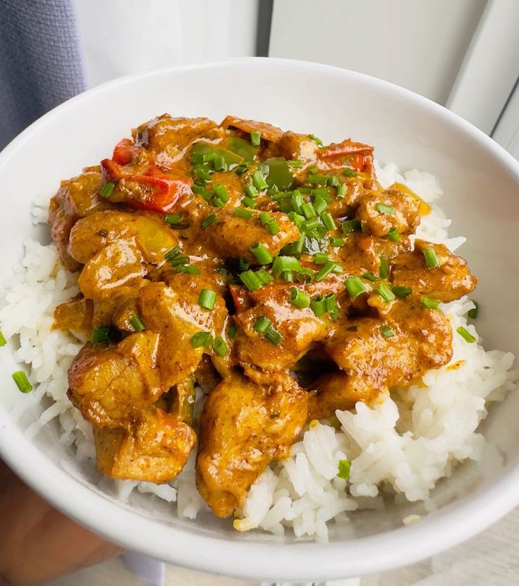 SnapbiteCafe's tweet image. Today’s menu: 
1: chicken salad 25k
2: noodles &amp;amp; chicken 20k
3: loaded fries and chicken 20k 
4: chicken curry 30k 
And the tropical mix: discounted at 10k. 

Located at Kyisakye Mall, bugolobi 
Call/whatsapp: 0771390697.  To make your order. / TAKEWAY: