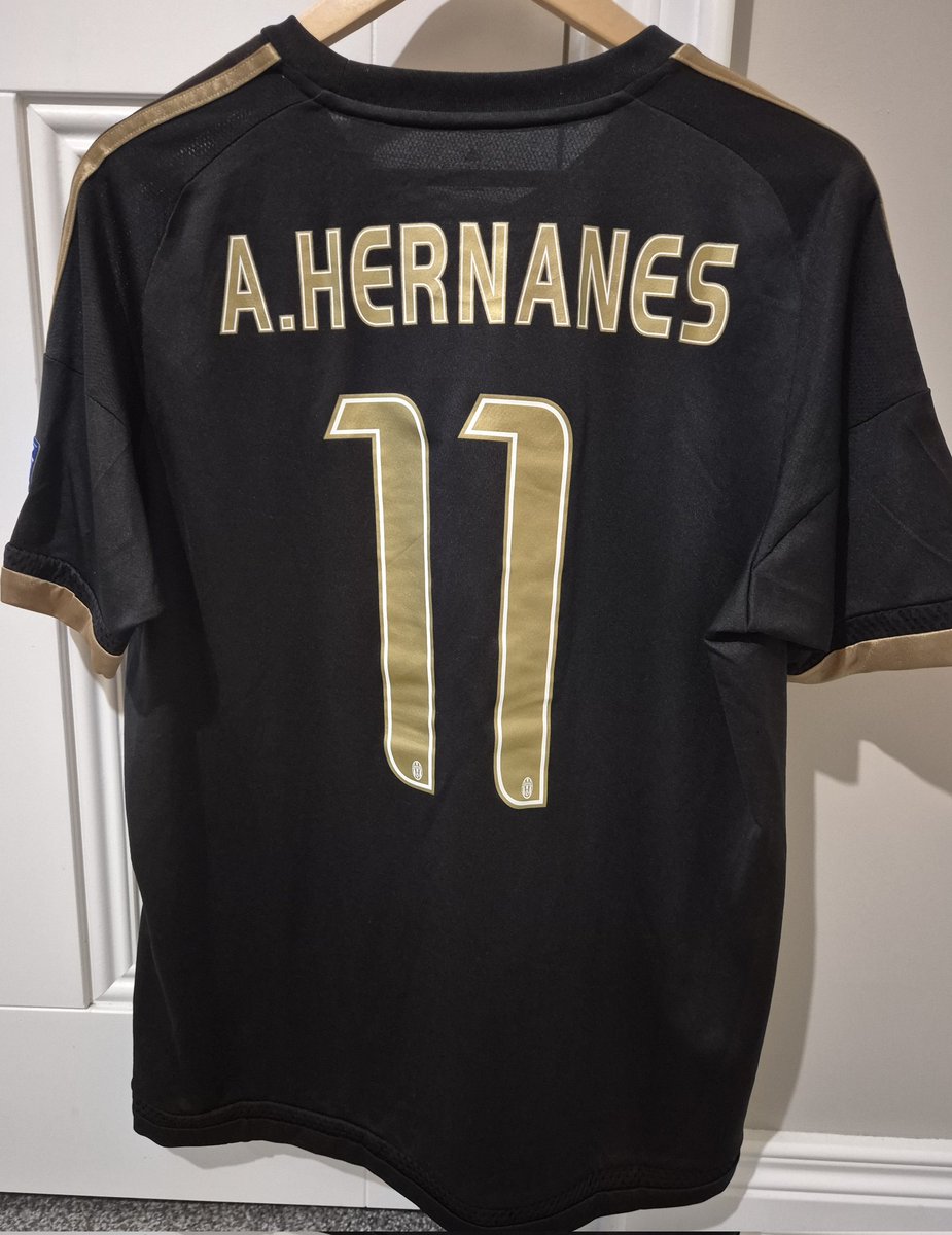 Shirtgame1's tweet image. Day 10

@juventusfcen Third Shirt 2015/16 with Hernanes nameset &amp;amp; all the patches! 

My love for the black/gold combo continues.... 

Probably my favourite shirt in my collection and love that it has a different nameset.

Great purchase from @First11shirts 😍