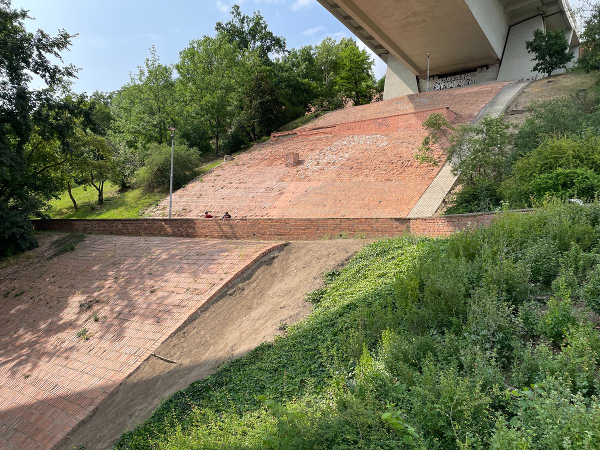 Cihlový svah v parku Folimanka se dočká obnovy, stavební práce začnou ještě letos. Následovat budou i další projekty jako například rekonstrukce Velké kaskády, která bývala dominantou parku. 
TZ: praha2.cz/cihlovy%2Dsvah…