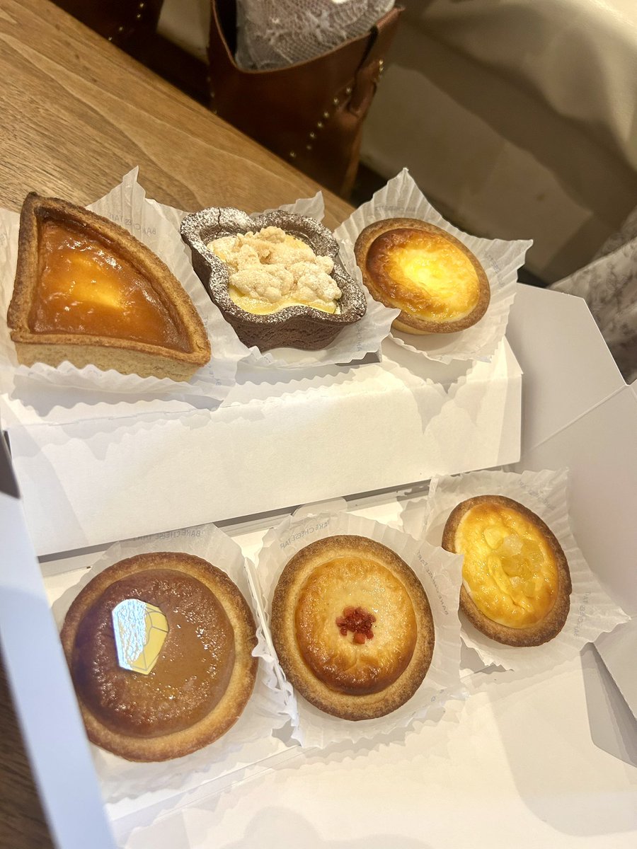 おつか〜❕
初めての地元での福岡ライブ
ありがとうございます🎶🎤💕

熱い応援もいただけて
更にプレゼントまで- ̗̀🎁 ̖́-
とーっても楽しかったです✨️

やっぱり福岡大好きだな〜って地元愛炸裂です💛

二度と飛行機に乗り遅れません✈️💨
猛反省です🙇‍♀️

 #雛桜B  #香野子 #えまにとどけ  #えまチ