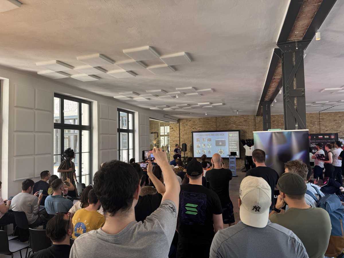 hori_crypto's tweet photo. Solana hackathonなう。
楽しみにしてたMEMECONがテント建てられなくて中止になったり、Vitalikがチェスしてたり。
@BerBlockWeek @VitalikButerin 
#germanblockchainweek 🇩🇪 https://t.co/3lYTFgFhaj