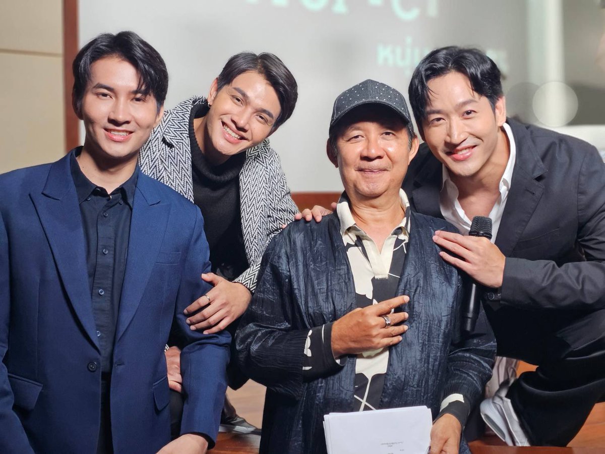 Blackcatupdate's tweet photo. 🎬 เล้งแสตมป์ เปิดกล้องแล้ว!
ละครสั้น “มงกุฏดับฝัน (โกงมงกุฏ)”
ภายใต้โครงการ “ต่อต้านการทุจริต เยาวชนไม่ทนคอร์รัปชั่น”

#เปิดกล้องละครต้านโกง
#มงกุฏดับฝัน #โกงมงกุฏ
#เล้งแสตมป์ #ไนกี้นิธิดล
#ละครสร้างสรรค์ #เยาวชนไม่ทนคอร์รัปชั่น
#สำนักงานปปช #MaharuayEntertainment
#TohMarut #ละครสะท้อนสังคม

สำนักงาน ป.ป.ช. (คณะกรรมการป้องกันและปราบปรามการทุจริตแห่งชาติ) จับมือกับผู้จัดคนรุ่นใหม่ไฟแรง จุลภควัฒน์ ศรีสุวรรณ (คุณออม)
กรรมการผู้จัดการ บริษัท มหารวย เอ็นเตอร์เทนเมนต์ จำกัด เปิดกล้องถ่ายทำ ละครสั้นแนวสร้างสรรค์เพื่อสังคม ที่สะท้อนปัญหาและผลกระทบของ “การโกง” ผ่านสายตาและพลังของคนรุ่นใหม่
📌 เรื่องนี้ใช้ชื่อว่า “มงกุฏดับฝัน (โกงมงกุฏ)”
เป็นหนึ่งในละครภายใต้โครงการอบรมเชิงปฏิบัติการ ละครสร้างสรรค์ ต่อต้านการทุจริต เยาวชนไม่ทนคอร์รัปชั่น โดยเน้นส่งเสริมคุณธรรมและจริยธรรมให้กับเยาวชน ผ่านสื่อบันเทิงที่เข้าถึงง่าย
👏 ประเดิมวันแรกของการถ่ายทำอย่างเข้มข้น!
นำแสดงโดย

ไนกี้ นิธิดล ป้อมสุวรรณ นักแสดงมากฝีมือที่มารับบทสำคัญ

เล้ง ณัฐพล นิลดอนหวาย และ
แสตมป์ พรวศิน เรืองนุกูล จากซีรีส์วายกระแสดี “ลอยแก้ว Loykaew First Love” ที่วันนี้ได้พิสูจน์ฝีมือในบทบาทที่ท้าทายและเข้มข้นมากขึ้น
📽 นำทีมกำกับโดย ต้อ มารุต สาโรวาท ผู้กำกับคุณภาพที่คร่ำหวอดในวงการ และเป็นที่ยอมรับในผลงานละครสะท้อนสังคมมาหลายเรื่อง
💬 เล้ง เผยความรู้สึกว่า
> “ดีใจมากครับที่ได้ร่วมงานกับพี่ต้อ ผู้กำกับที่ผมชื่นชมและอยากร่วมงานมานาน”
🌟 ด้าน แสตมป์ ก็กล่าวว่า
“ผมปลื้มพี่ไนกี้มาตั้งแต่เด็กๆ ติดตามผลงานตลอด พอได้เล่นด้วยจริงๆ ก็รู้สึกว่าโชคดีมากครับ”
📺 เตรียมติดตามชม ละครสั้น “มงกุฏดับฝัน” ได้เร็วๆ นี้ ทาง สถานีโทรทัศน์ ช่อง 5
และร่วมเป็นส่วนหนึ่งในการปลุกพลังเยาวชนไทยให้ลุกขึ้นต้านโกงไปด้วยกัน