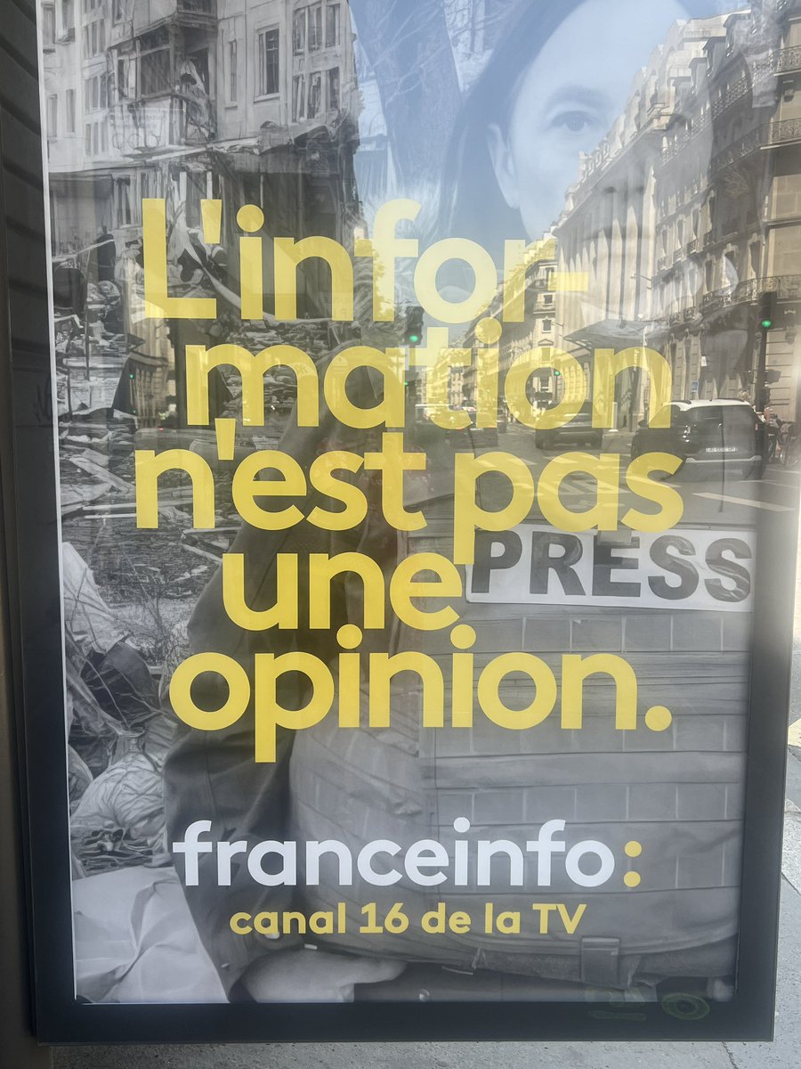 Cartel en una parada de autobús en #Paris del Canal de información continua <a href="/franceinfo/">franceinfo</a> de la televisión pública francesa.
“La información no es una opinión”