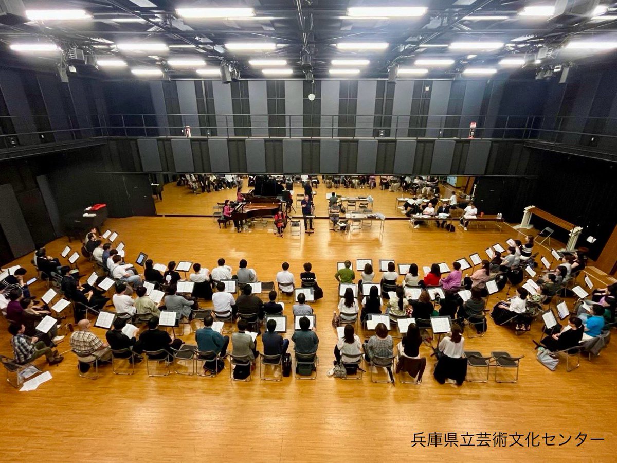 hyogopac_opera's tweet photo. 【稽古速報！】
佐渡裕芸術監督プロデュースオペラ2025
#さまよえるオランダ人 🇳🇱

本日の合唱音楽稽古より、トーマス・ラング氏(ウィーン国立歌劇場合唱指揮者)による合唱指導が始まりました！
さらに熱気を増し、いよいよオペラの大海原へ漕ぎ出す大リハーサル室💨
来月の本番が楽しみです⚓️✨ https://t.co/JhzZAj8pFE