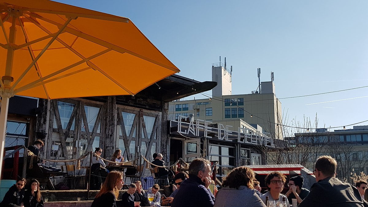Met deze tropische temperaturen is het hoog tijd om een terrasje te pakken! 😎 Daarom zetten we de 10 leukste &amp; veganvriendelijke #terrassen van #Amsterdam voor je op een rij. Wat is jouw favoriete plek? 📍🥂
hetkanwel.nl/beste-veganvri…