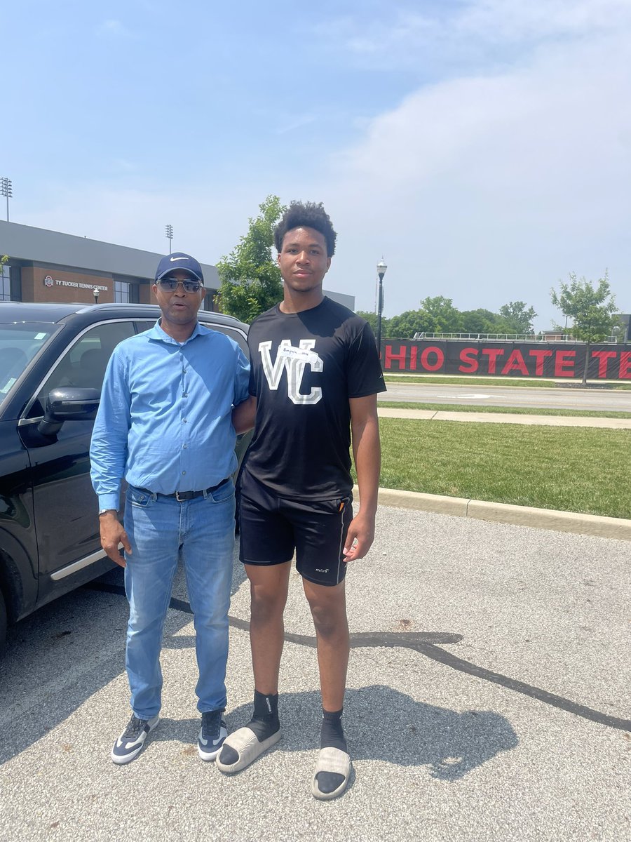MoBangoura70's tweet image. I had alot of fun learning and competing at the @OhioStateFB camp. Thank you @R2X_Rushmen1 and @CoachM_Patrick for having me down there. I also want to thank my parent for coming and recording my reps 🌰! @ryandaytime @AllenTrieu @JaredLuginbill @Coach_Franke @Mark__Porter