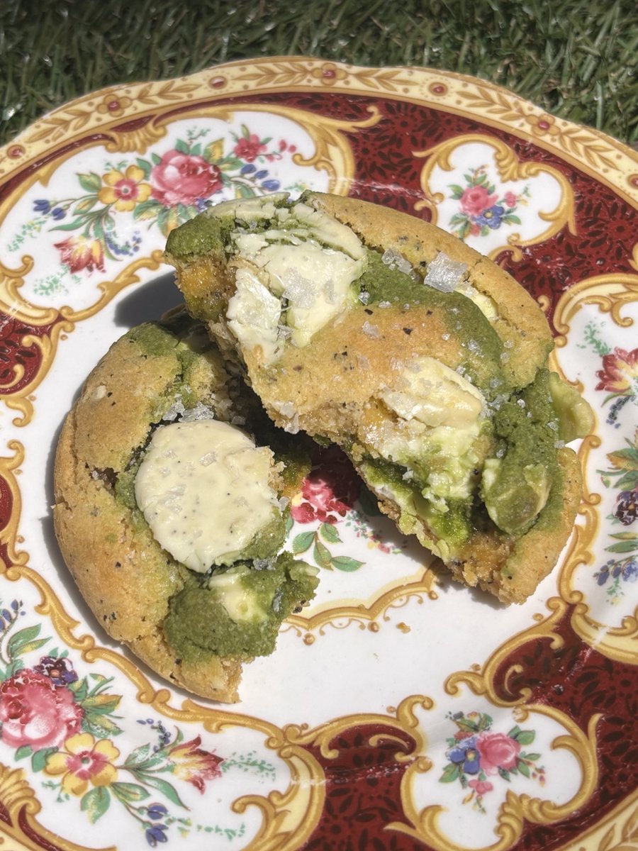 bakingenjoyer's tweet image. brown butter, earl grey and matcha swirled cookies with vanilla bean white chocolate and flakey sea salt !! &lt;3