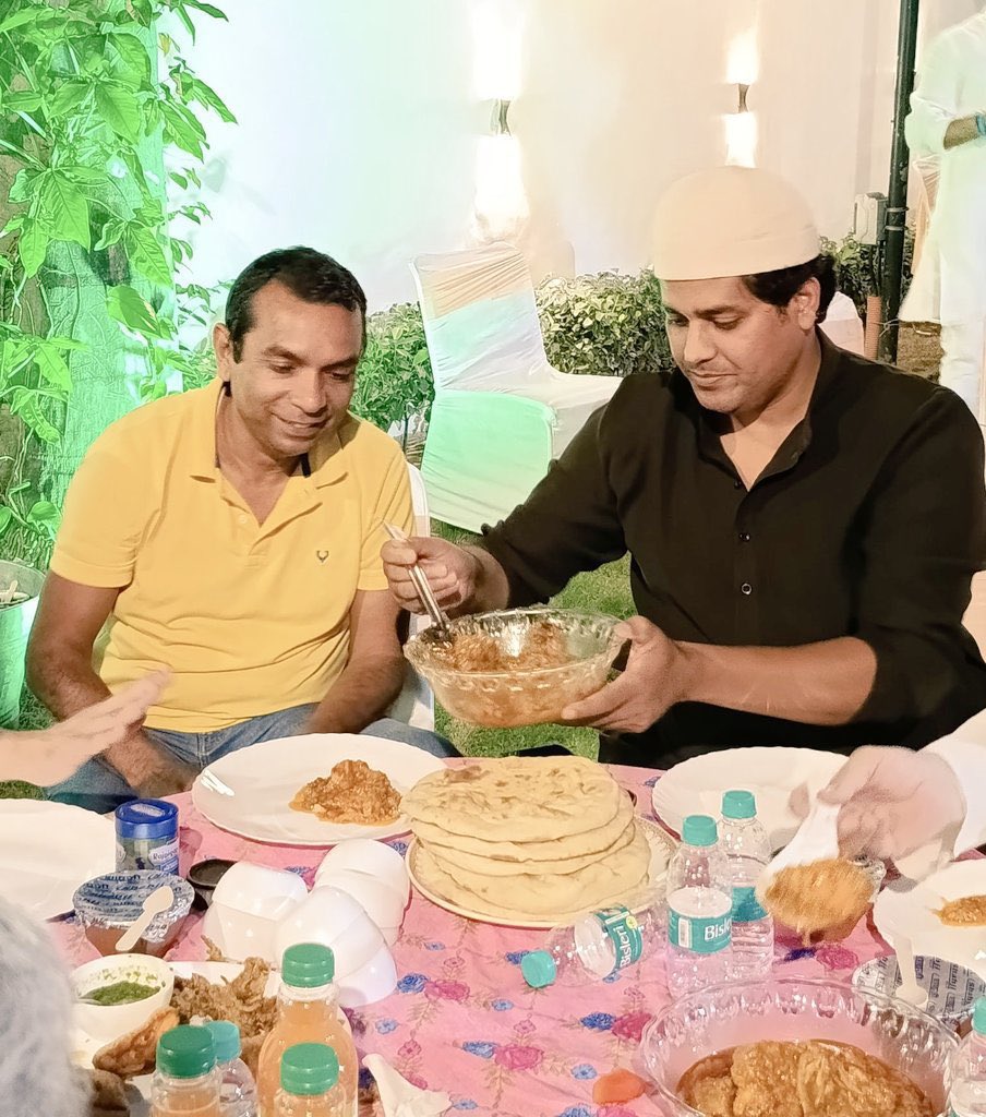 फ़लस्तीन के दर्द को ‘गाकर’ <a href="/ShayarImran/">Imran Pratapgarhi</a> ने शोहरत कमाई दौलत कमाई। फिर उस दौलत से एक ऐसा सु-अर पाला जो फ़लस्तीनियों की शहादत को सेलिब्रेट करता है, उनके ज़ख्म, उनकी लाश, उनके संघर्ष का मजाक उड़ाता है। ऐसे सु-अर को इमरान ने शानदार पत्रकार और ज़बरदस्त इंसान करार दिया था। निहत्थे