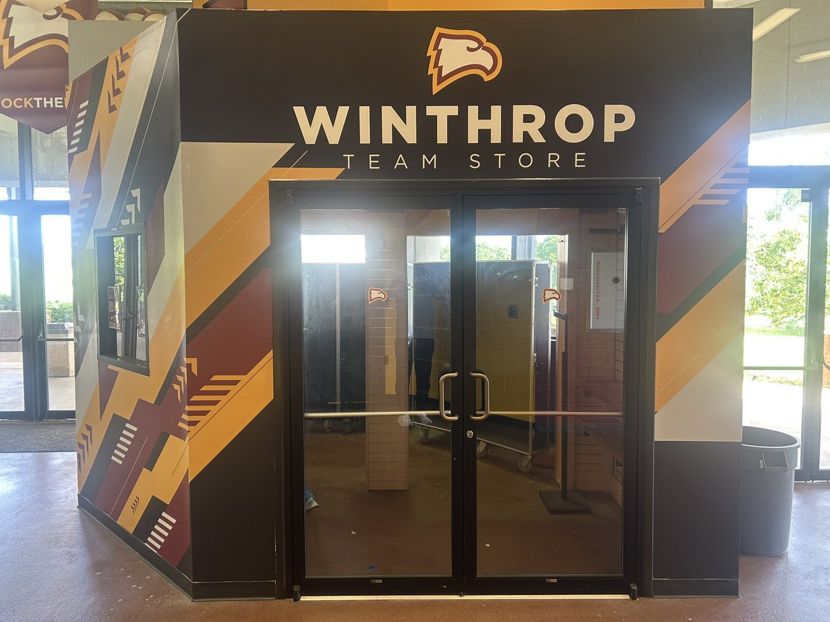 teehenry_'s tweet image. Still a long way to go, but always good to see the little things improved and some updated branding in the Coliseum! 

🦅New pennant banners at entry/exits
🦅New directional signage pieces 
🦅Team Store wrap

#ROCKtheHILL