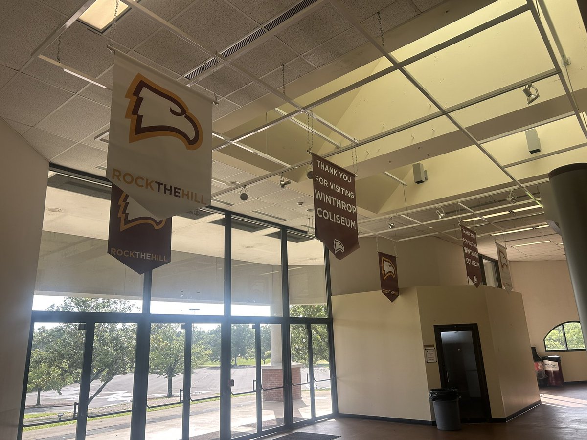 teehenry_'s tweet image. Still a long way to go, but always good to see the little things improved and some updated branding in the Coliseum! 

🦅New pennant banners at entry/exits
🦅New directional signage pieces 
🦅Team Store wrap

#ROCKtheHILL
