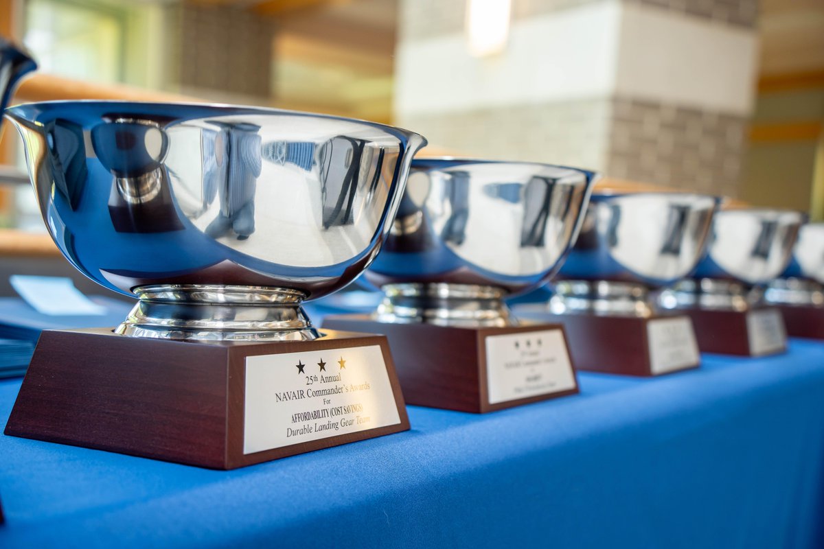 Honoring the Best -- VADM Chebi recognized top #NAVAIR teams &amp; individuals at the Commander's Awards. Their work directly delivers #Speed, #Affordability &amp; #Availability, ensuring our warfighters are #MissionReady.

📰: ow.ly/IoWk50W8iYm