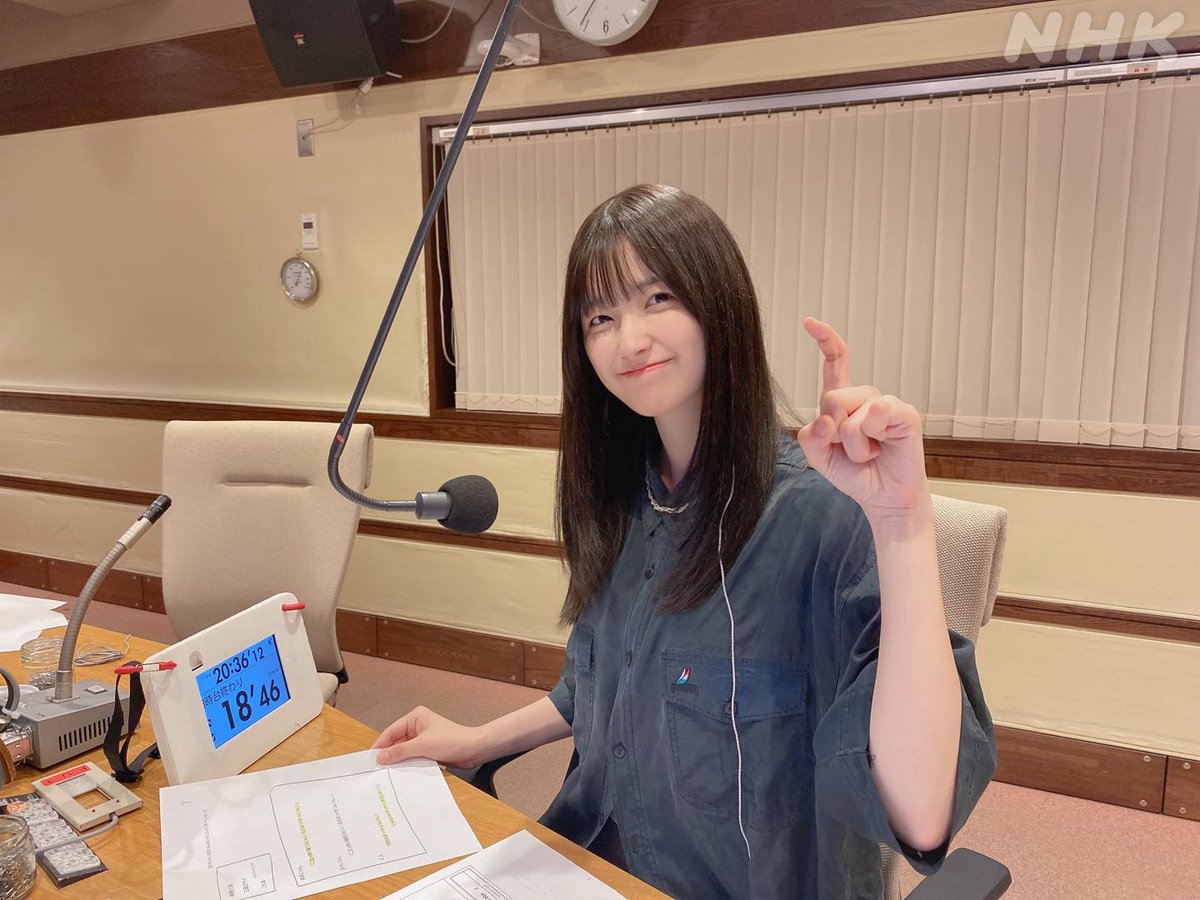 6月8日のらじらー！サンデーは「NHKラジオ らじる★らじる」の聴き逃しサービスで1週間何度でも聴くことができます📻🎧

なにポーズなんでしょう…🤔かわいおき☝🏻

⬇聴き逃し配信はこちらから⬇
nhk.or.jp/radio/ondemand…
⬇アプリはこちらから⬇
nhk.or.jp/radio/info/app…
#nhkらじらー #五百城茉央