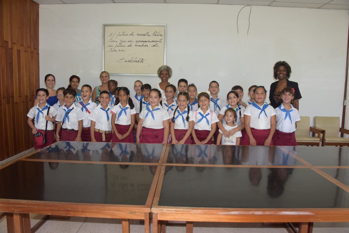 ¡Los niños de 3er grado visitaron #censacuba!
Rindieron homenaje a Lydia, se sorprendieron con #UbreBlanca🐄 y  exploraron la exposición por el 90 aniversario de #FidelCastro. Lo mejor: cuando leyeron su frase, uno dijo: "¡Yo quiero trabajar en el CENSA!" 👧🏽👦🏽🔬 #NiñosCubanos