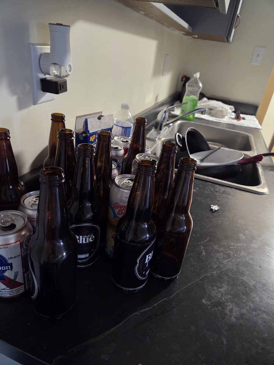 HALOWIT7THMAGE's tweet image. It's only Friday morning 🌄 🍺🍺
#hungover Gm ☀️ Everyone!!