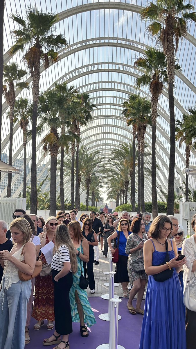 caecv's tweet photo. 🌿🍇🥂Ayer por la tarde, pudimos disfrutar del #EcoTardeo, una propuesta del #CAECV y @proava para impulsar el producto ecológico de la Comunitat Valenciana.
✨Cientos de personas pudieron degustar un amplio abanico de propuestas de más de una decena de expositores certificados.
¡Gracias a todas las personas que lo habéis hecho posible! 💚