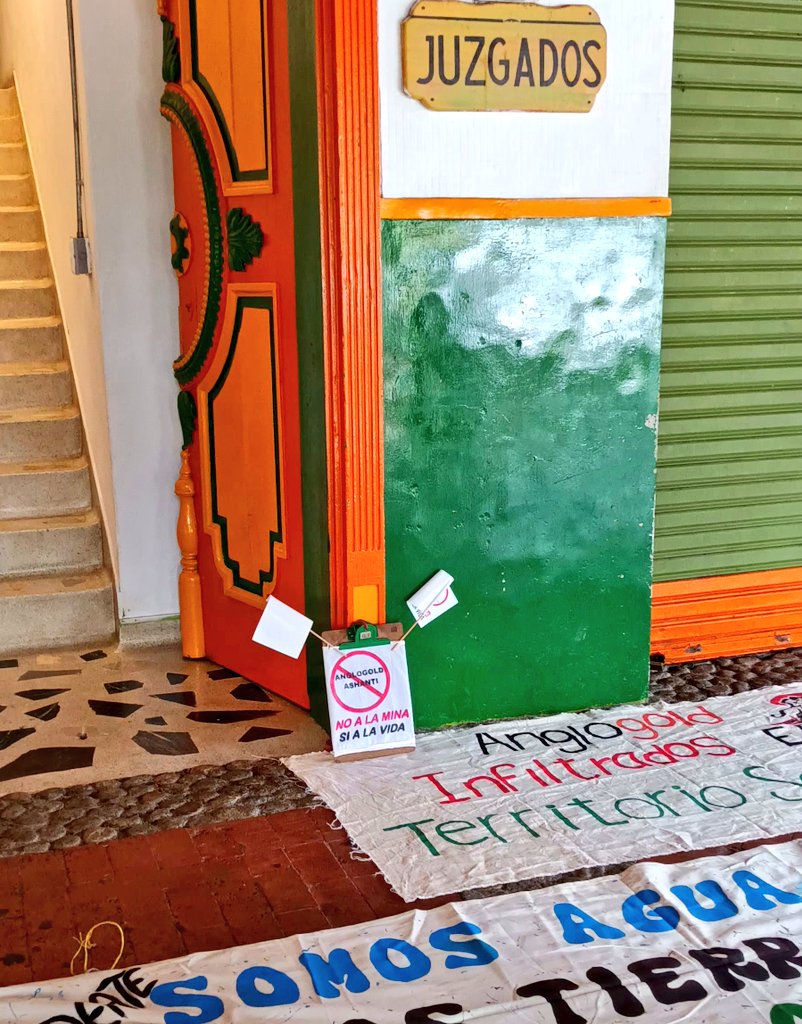 Linavelasqueze's tweet photo. El próximo lunes 16 de junio, 11 campesinos de #Jericó podrian perder su libertad por protestar contra el proy. minero #Quebradona de Anglogold Ashanti. 
¡Exigimos Justicia y LIBERTAD!
#EstoyConLos11DeJericó #FueraAngloGold https://t.co/HVQa0OcoiY